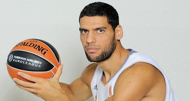 Le pivot Salah Mejri suivi par les Cavaliers