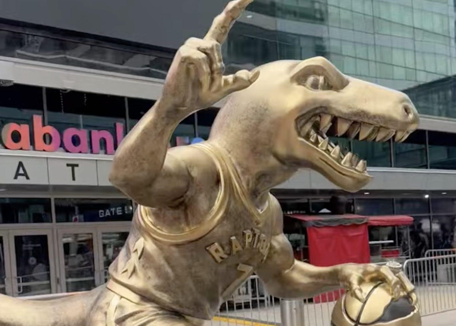 Kyle Lowry statue dinosaure